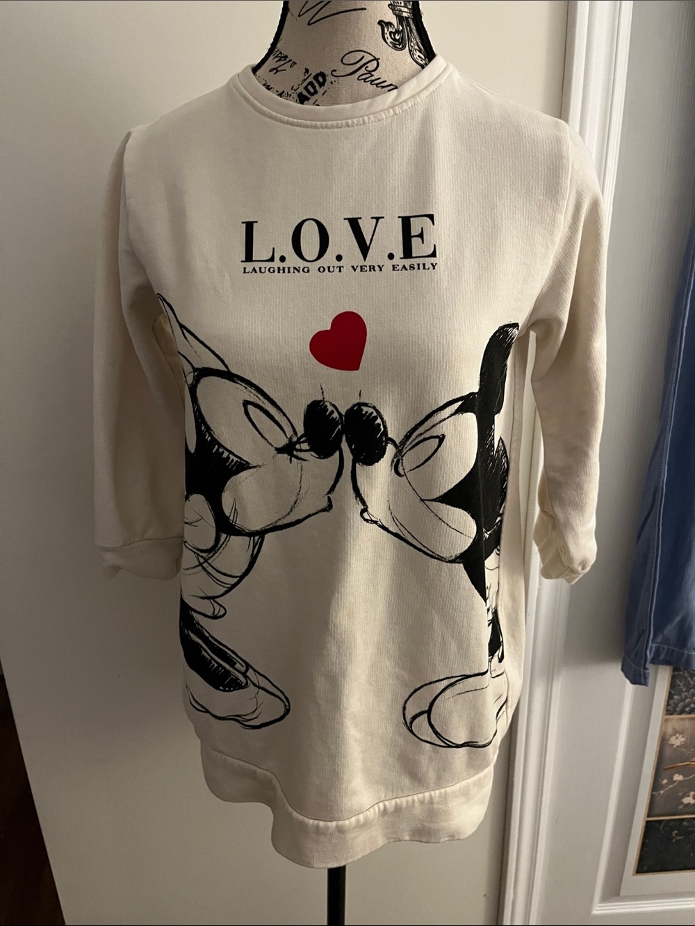 Zara Cream Sweatshirt with Black Cartoon Kiss and Red Heart